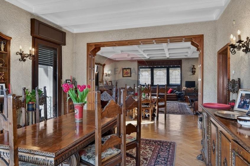 Apartament cu 10 camere decomandat, mobilat în Capitale