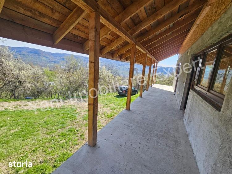 Casă cu 6 camere cu Teren 1175 Mp în Corbi