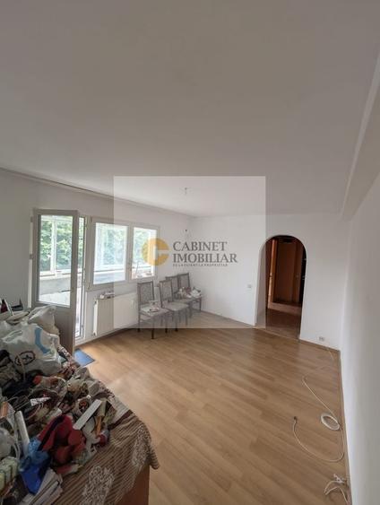 Apartament cu 3 camere semidecomandat în Gorjului