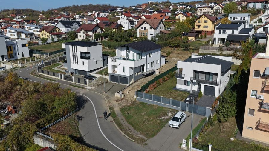 Casă individuală cu 4 camere cu Canalizare în Sud