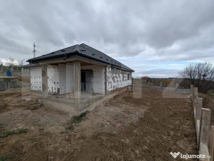 Casă cu 4 camere cu Teren 500 Mp în Păun