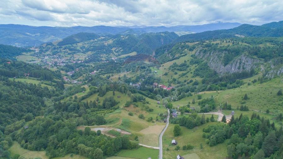 Teren Construcții intravilan de 4220 mp, în Dâmbovicioara