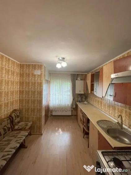 Apartament cu 3 camere decomandat, mobilat în Hotvon