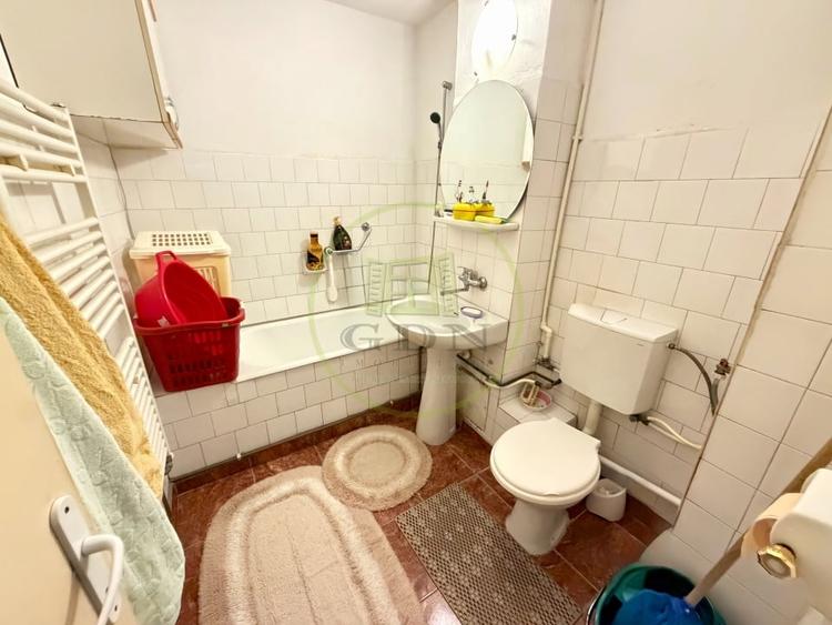 Apartament cu 4 camere decomandat, mobilat în Craiovița Nouă