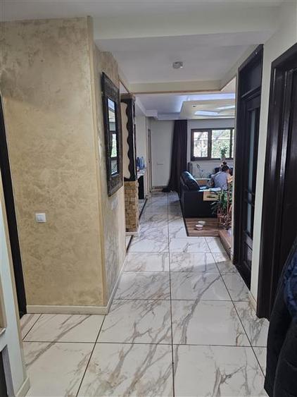 Casă cu 5 camere cu Piscina în Aroneanu