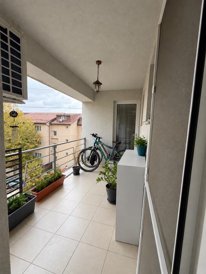 Apartament cu 3 camere decomandat, mobilat în Central