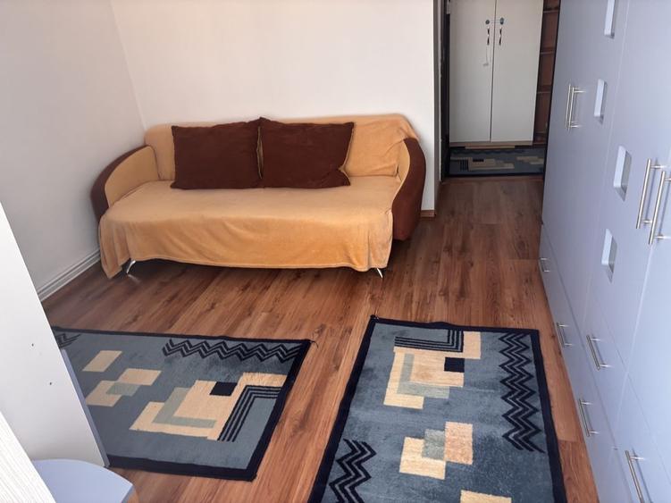 Apartament cu 3 camere decomandat în Corina