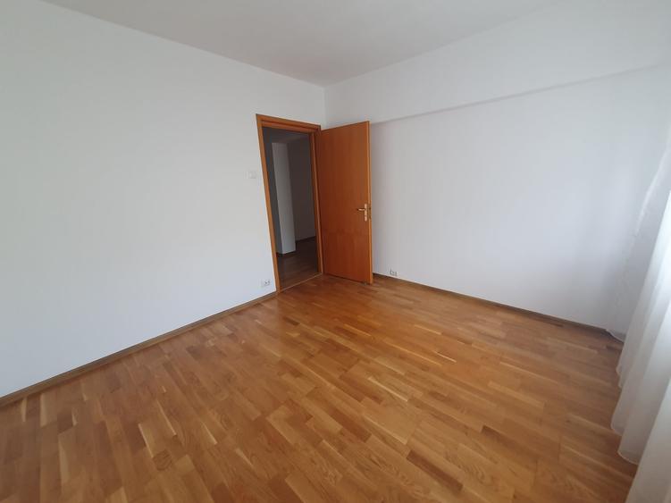 Apartament cu 3 camere decomandat în Obor