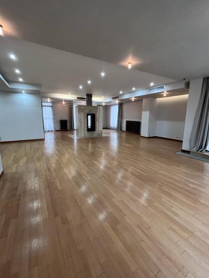 Apartament cu 4 camere decomandat în Capitale