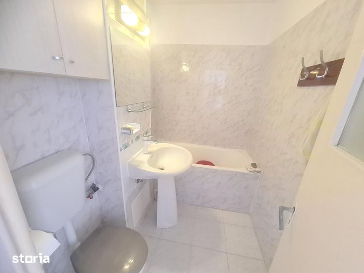Apartament cu 3 camere semidecomandat în Cornișa