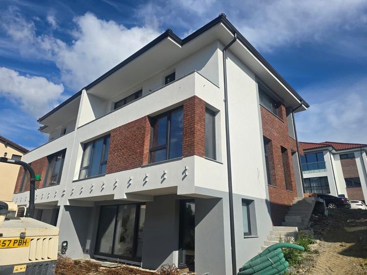 Casă cu 4 camere în Exterior Vest