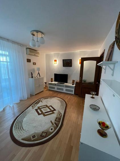 Apartament cu 3 camere decomandat în Berceni