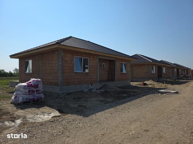 Casă cu 4 camere cu Teren 1200 Mp în Păulești