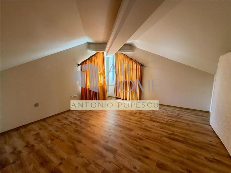 Casă individuală cu 8 camere cu Canalizare în Bucov