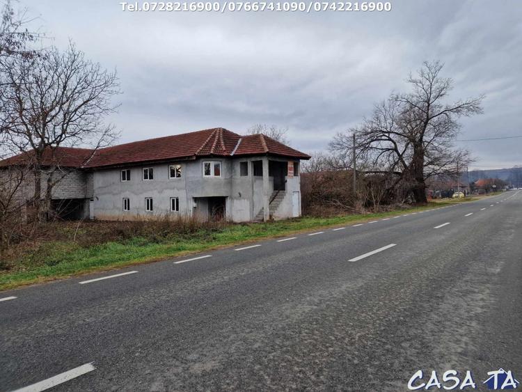 Casă individuală cu 6 camere cu Teren 10756 Mp în Exterior Sud
