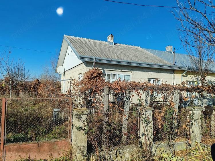 Casă cu 2 camere cu Teren 810 Mp în Leorda