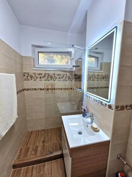 Apartament cu 4 camere decomandat în Neptun