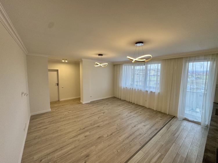 Apartament cu 4 camere decomandat în Florești