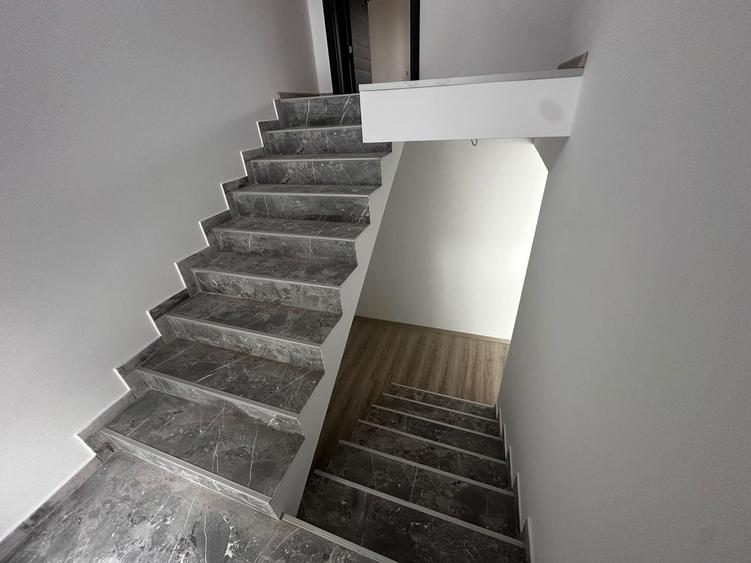 Duplex cu 5 camere cu Canalizare în Exterior Vest