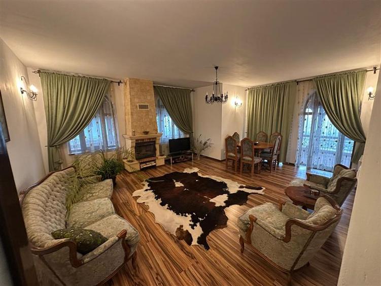 Casă individuală cu 8 camere cu Teren 1000 Mp în Bucium