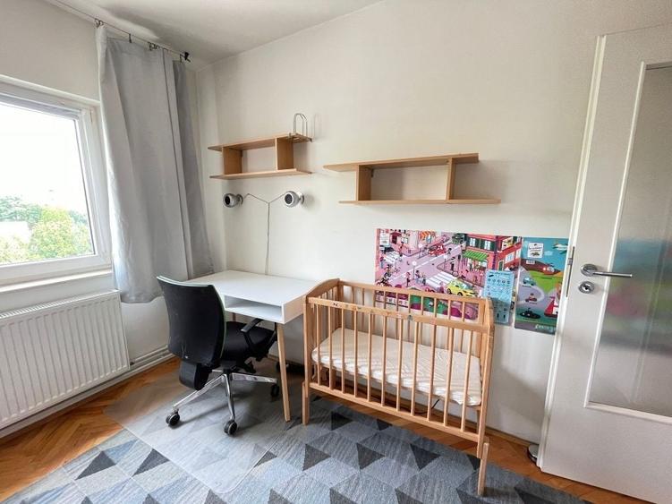 Apartament cu 3 camere decomandat, mobilat în Intim