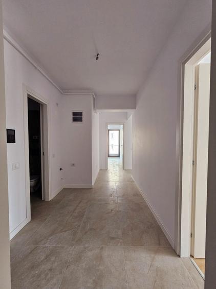 Apartament cu 3 camere decomandat în Est