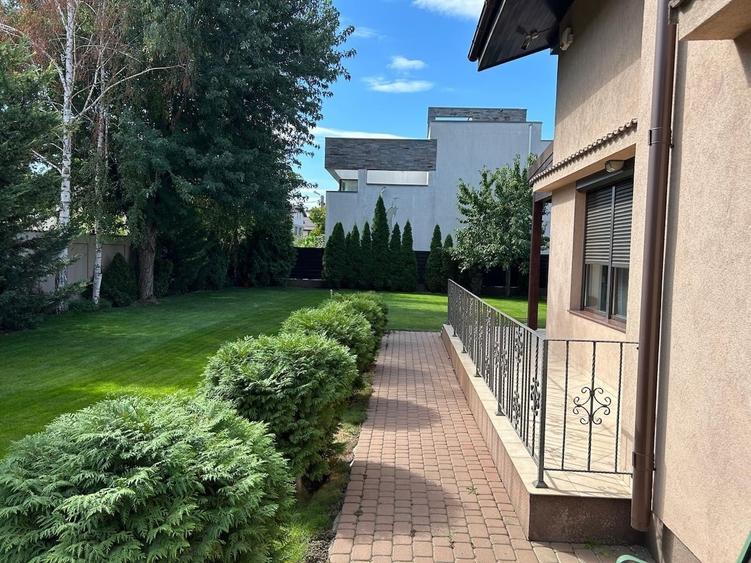 Casă individuală cu 6 camere cu Canalizare în Sud