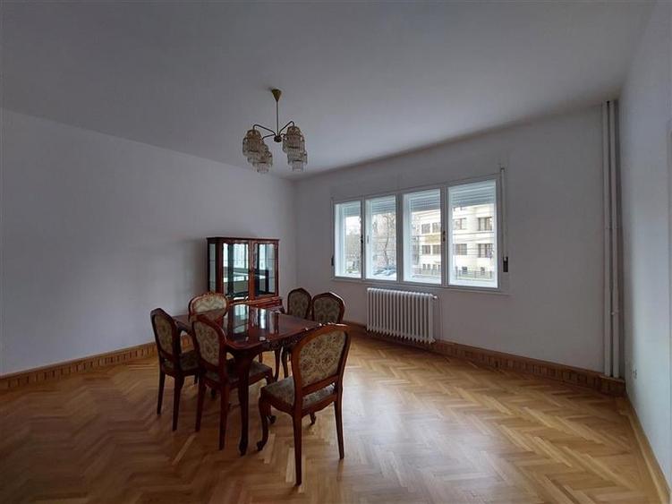 Apartament cu 5 camere semidecomandat, mobilat în Central