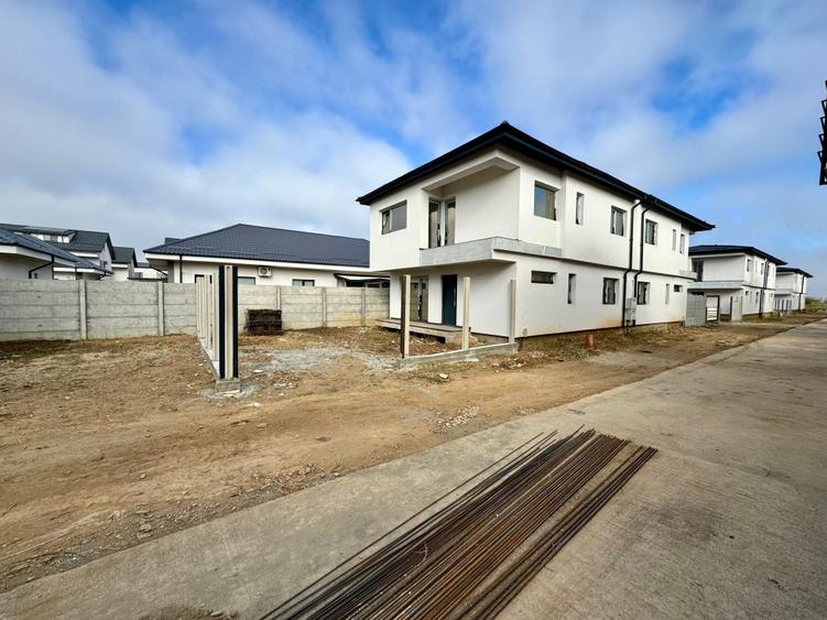 Duplex cu 4 camere cu Canalizare în Sud