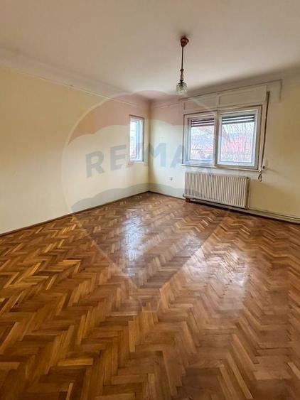 Casă individuală cu 4 camere cu Teren 1145 Mp în Central