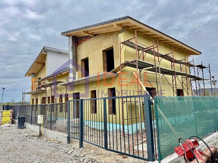 Duplex cu 4 camere cu Canalizare în Mohu