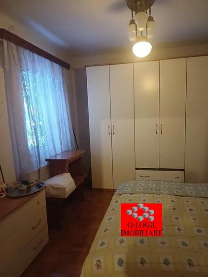 Apartament cu 4 camere semidecomandat, mobilat în Central