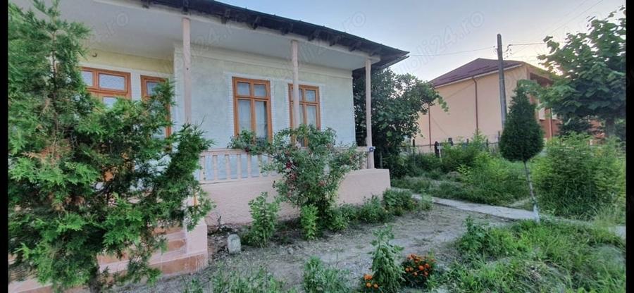 Casă cu 4 camere în Plopana