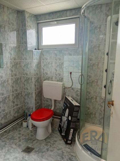 Casă individuală cu 9 camere cu Canalizare în Săcădat