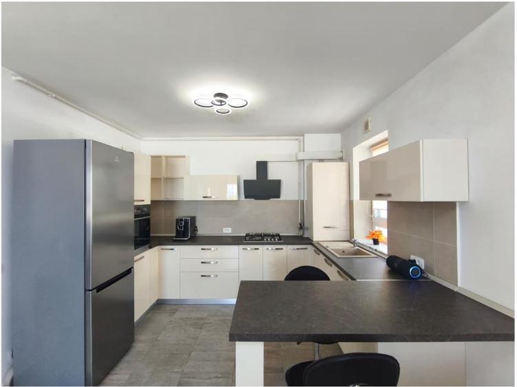 Apartament cu 2 camere semidecomandat, mobilat în Tractorul