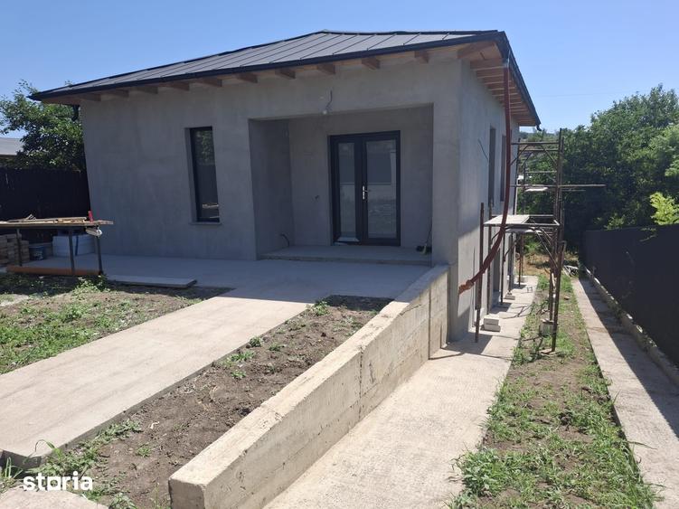 Casă cu 4 camere cu Teren 1800 Mp în Central