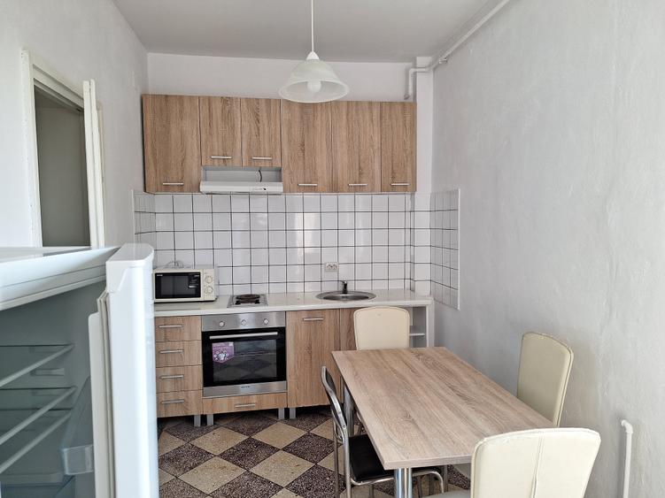 Apartament cu 3 camere semidecomandat, mobilat în Take Ionescu