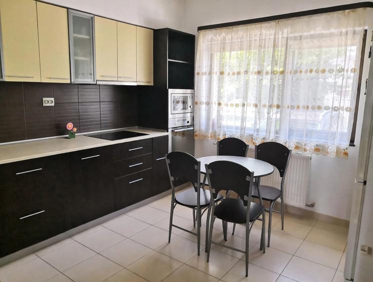 Casă cu 4 camere cu Teren 160 Mp în Central