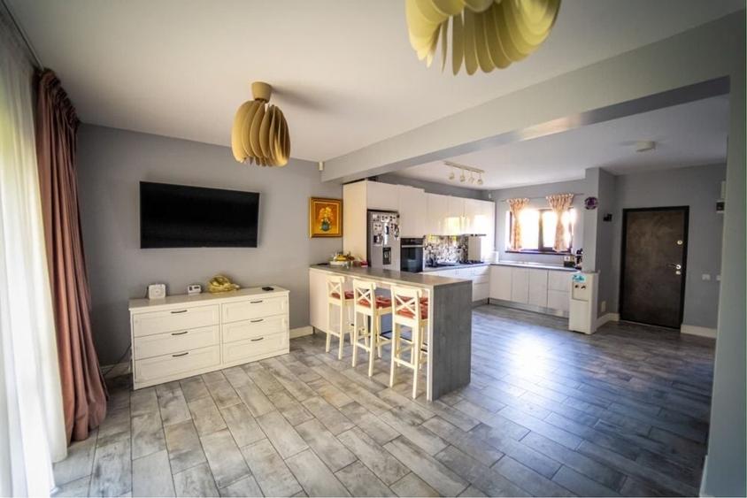 Casă cu 3 camere în Olteni