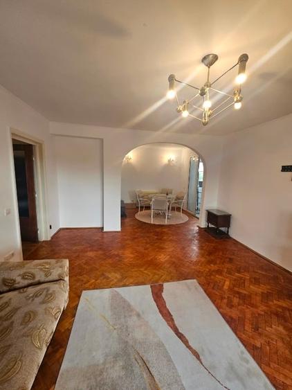 Apartament cu 3 camere semidecomandat în Vatra Luminoasă