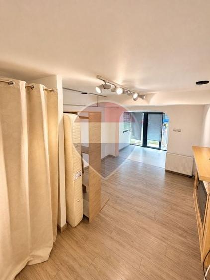 Spațiu comercial, de 68.400001525879 mp, în Central