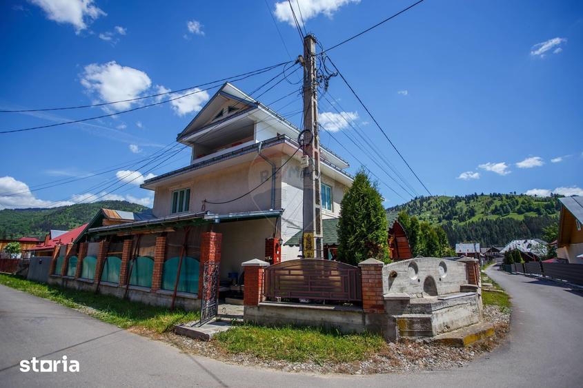 Casă cu 6 camere decomandat cu Teren 1100 Mp în Borca