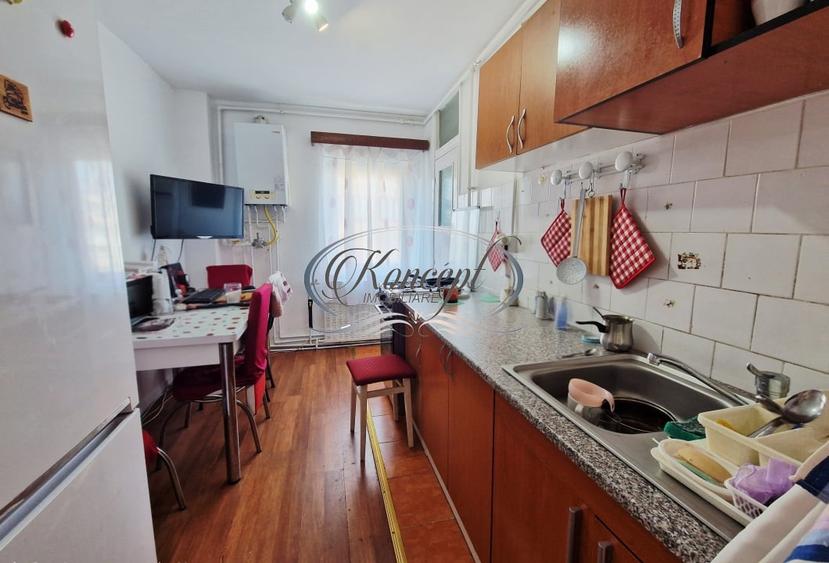 Apartament cu 3 camere decomandat, mobilat în Zorilor