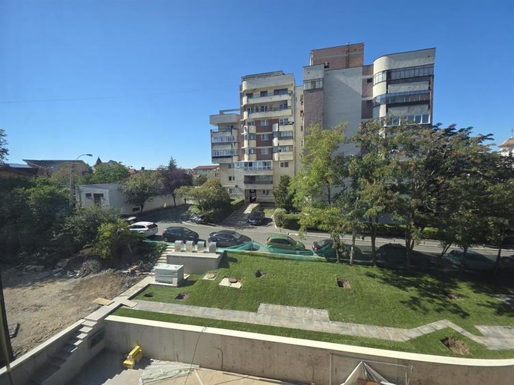 Apartament cu 3 camere semidecomandat în Mărăști