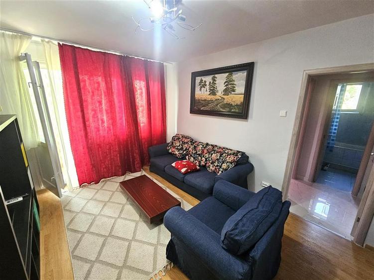 Apartament cu 3 camere semidecomandat în Tătărași