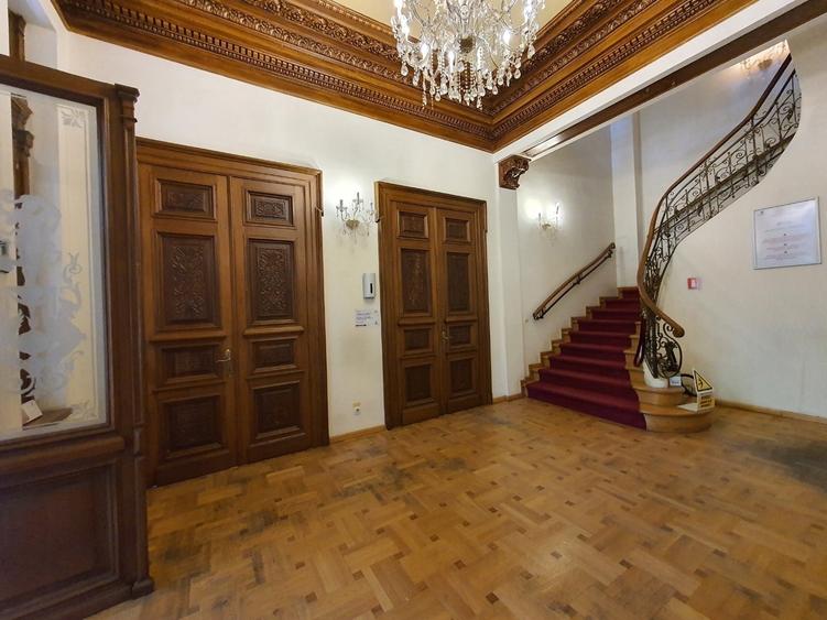 Casă cu 17 camere cu Garaj în P-ța Romană