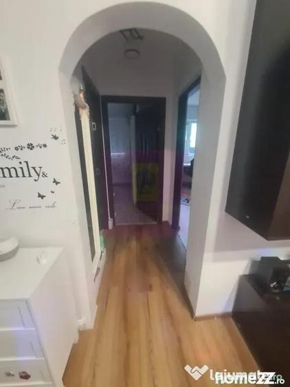 Apartament cu 3 camere semidecomandat în Cuza