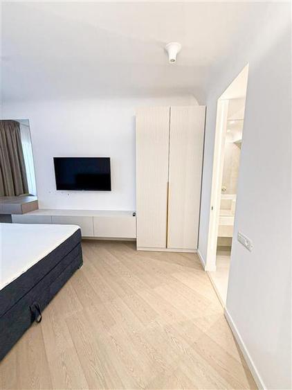 Apartament cu 3 camere semidecomandat, mobilat în Pipera