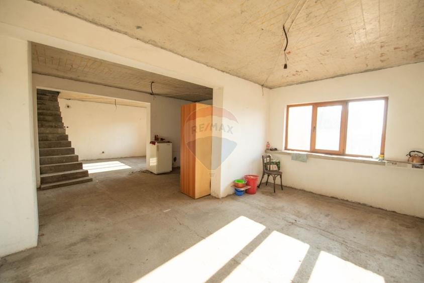 Casă cu 20 camere cu Teren 1395 Mp în Manolache