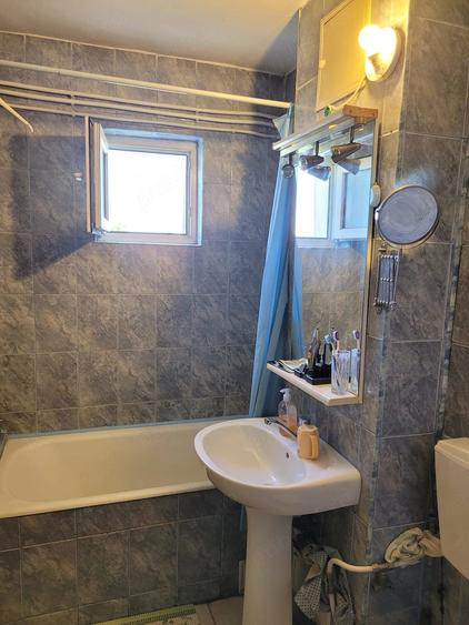 Apartament cu 4 camere decomandat în Prundu